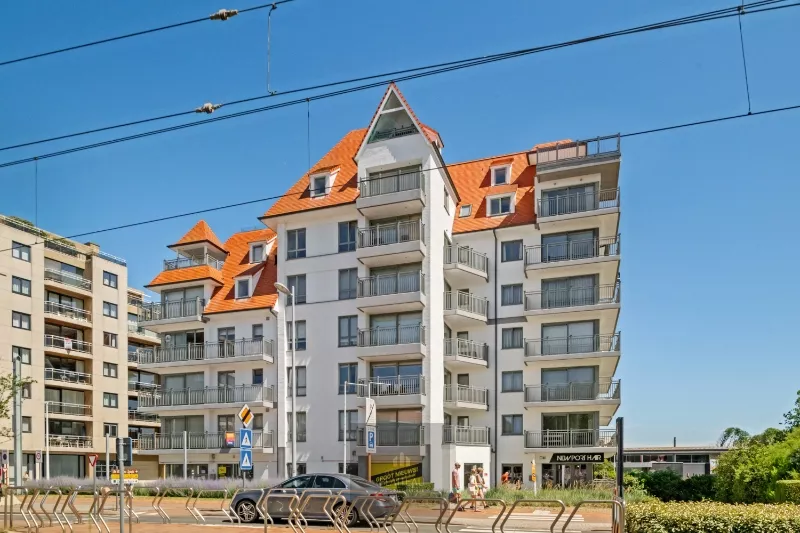 Centrally located corner flat with a sunny terrace and unobstructed views