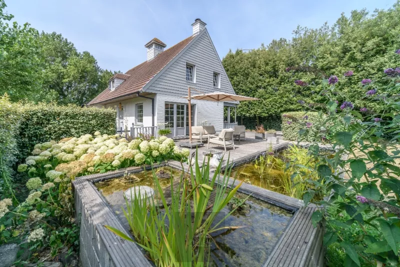 Charmante Mi Casa-villa op 1271m² op slechts 400 meter van zee.